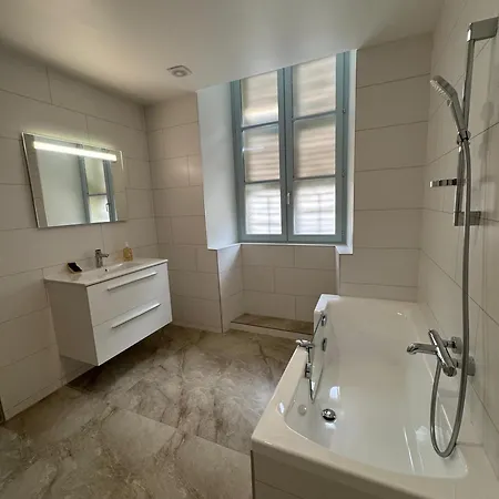 Gasthof 25m2, Avec Salle De Salle De Bains Privative, En Hyper Centre, Aix Les Bains