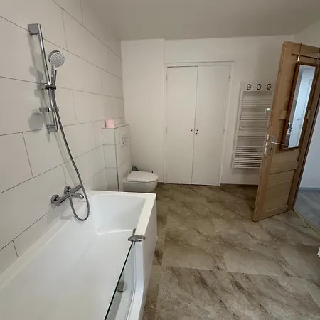 25m2, Avec Salle De Salle De Bains Privative, En Hyper Centre, Aix Les Bains 3*